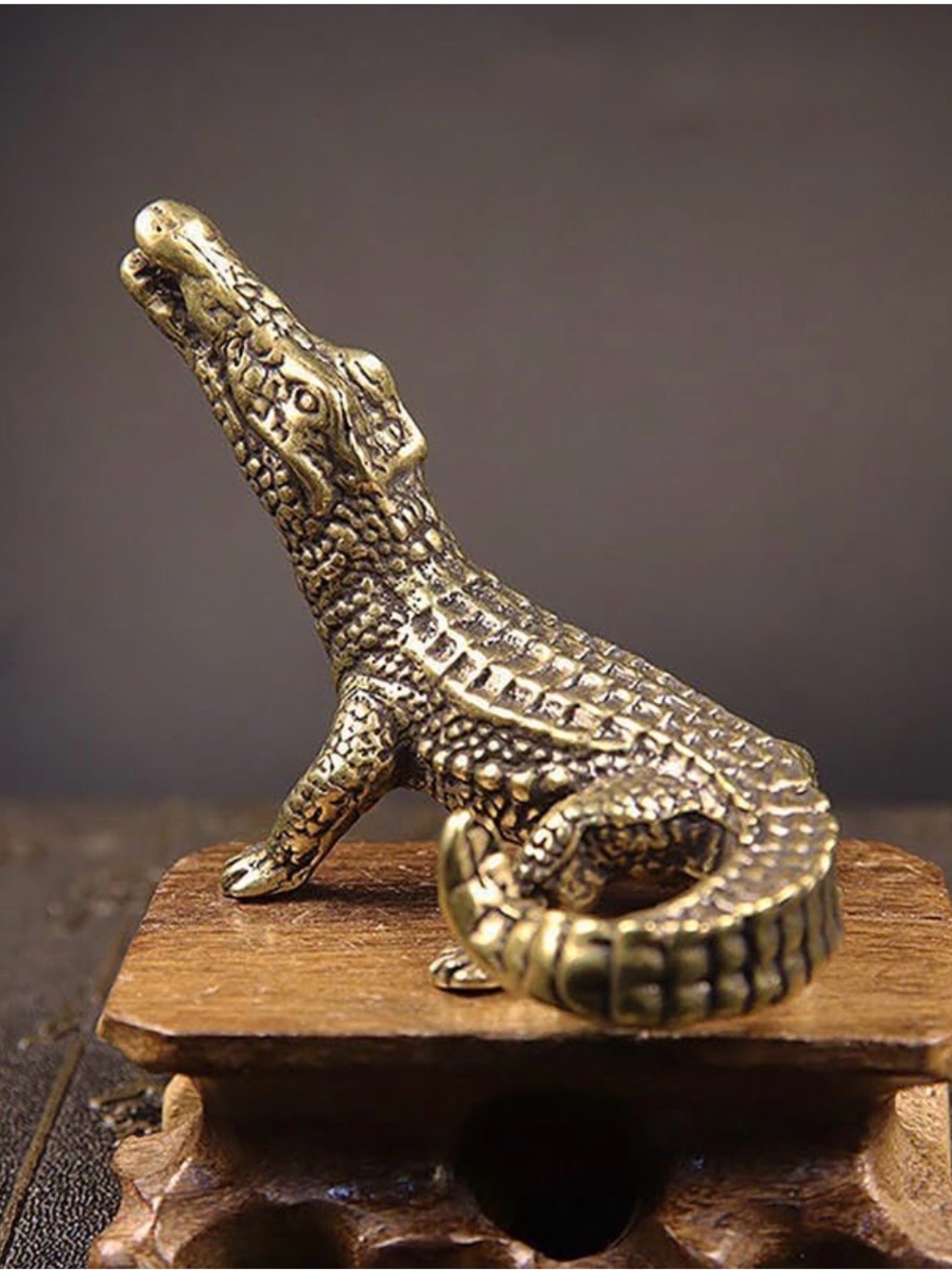 Brass Crocodile Figurine for Reptile-Themed Decor - Gold